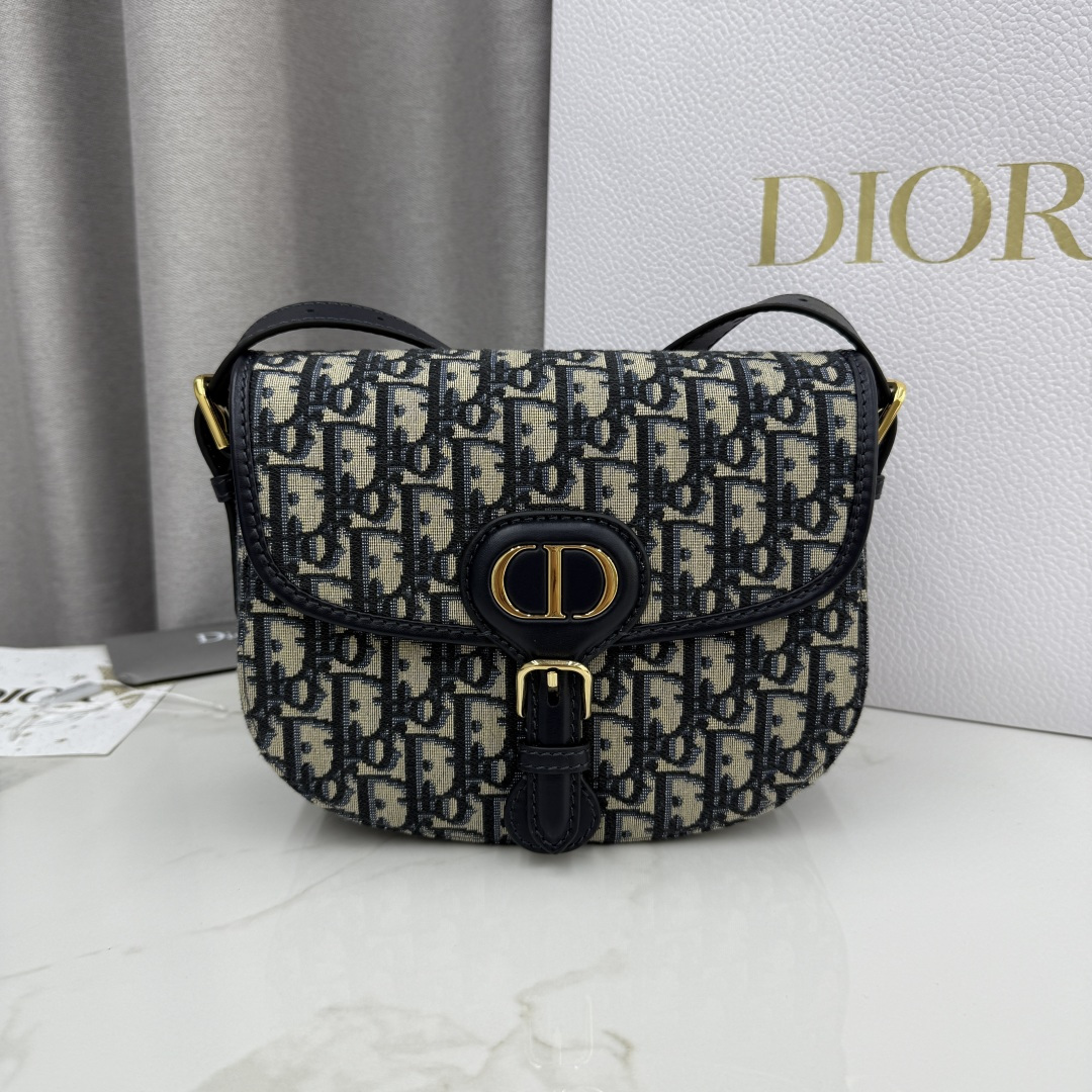 cmp_o_1j7mb155dak2v61kov1n8qtq30.jpeg Bobby Bag Medium - Image 1