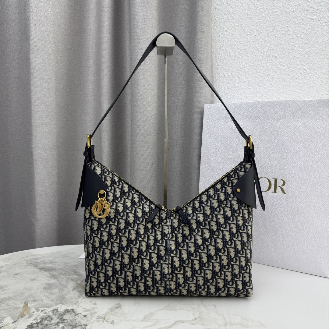 cmp_windows1759768191758_1574322235-504040220.jpg Large Dior Voyage Bag - Image 1